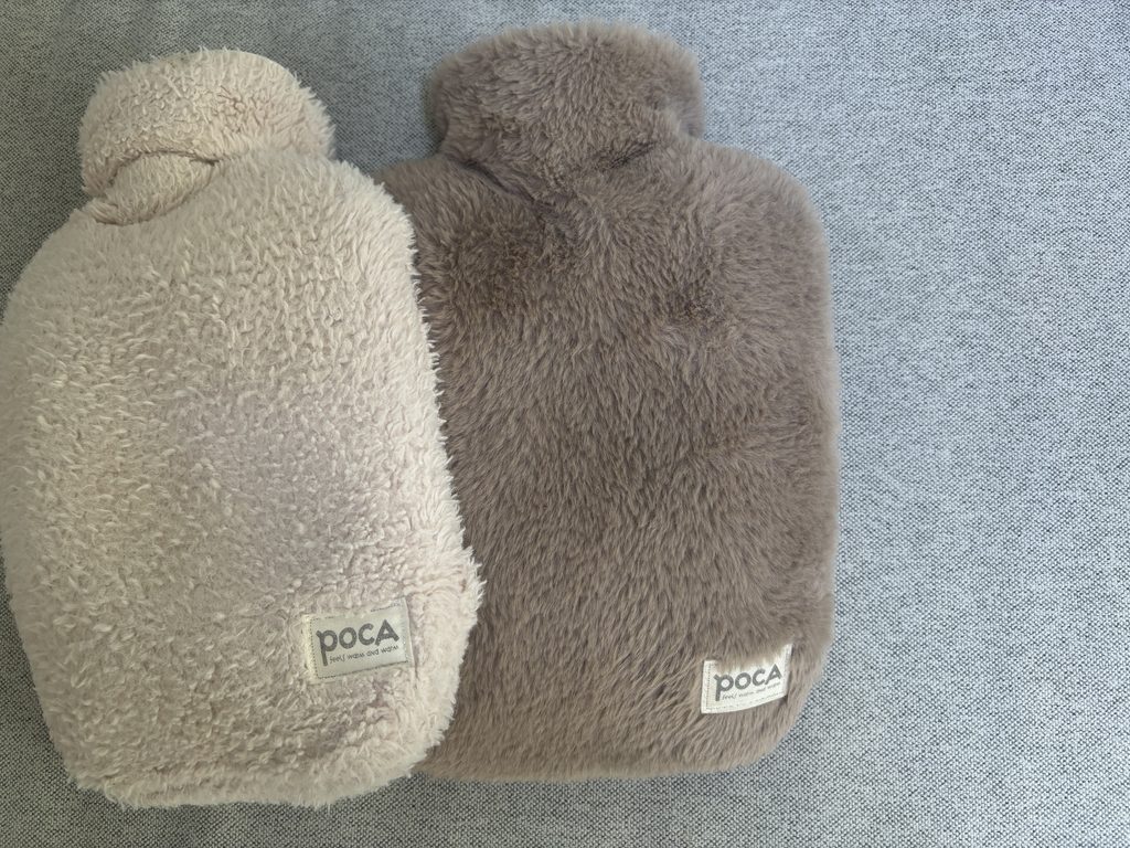 一番古いベージュの湯たんぽと、あとから買ったグレージュの比較