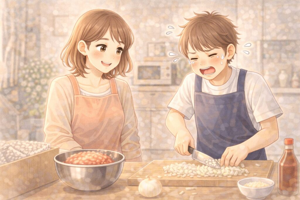 キッチンで玉ねぎを刻む息子を見守るお母さんのイラスト