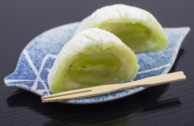 大粒のマスカットが入った季節限定のフルーツ大福