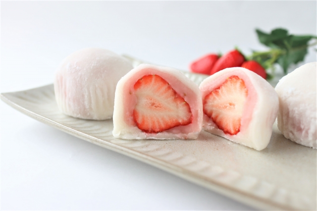 大粒の苺が入った生クリーム大福