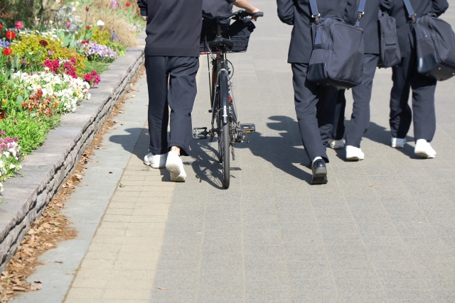 男子高校生　登校の写真