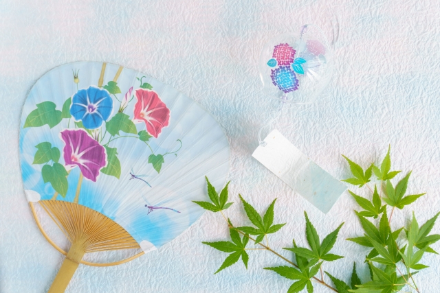 うちわと風鈴、夏のイメージ画像