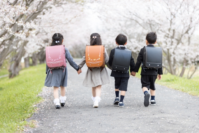 ランドセルを背負って歩く子供たちの写真