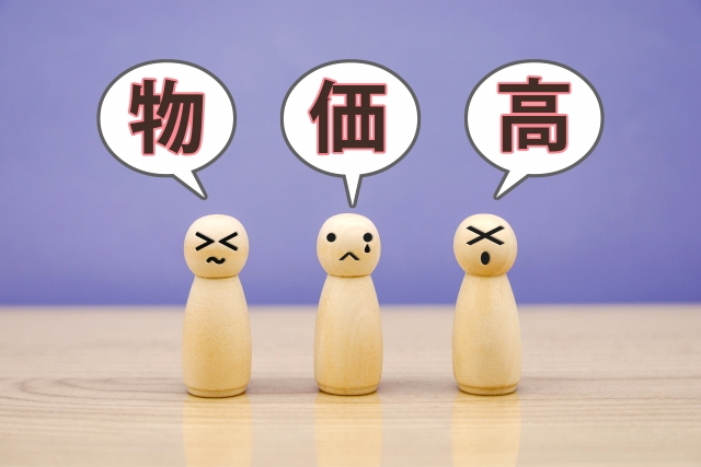 物価高に悩む人をもした積み木3体