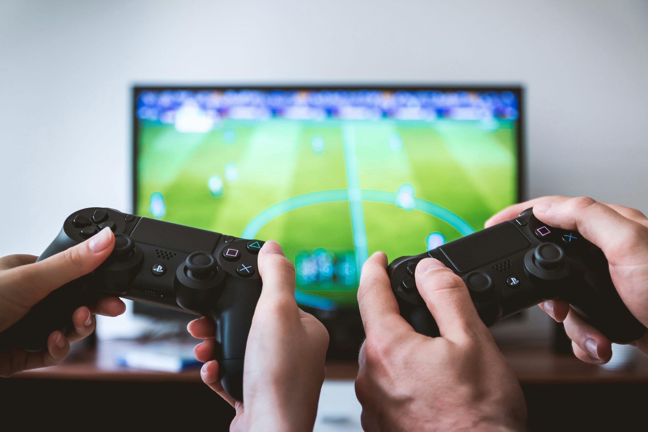 ゲームをしている手元の写真