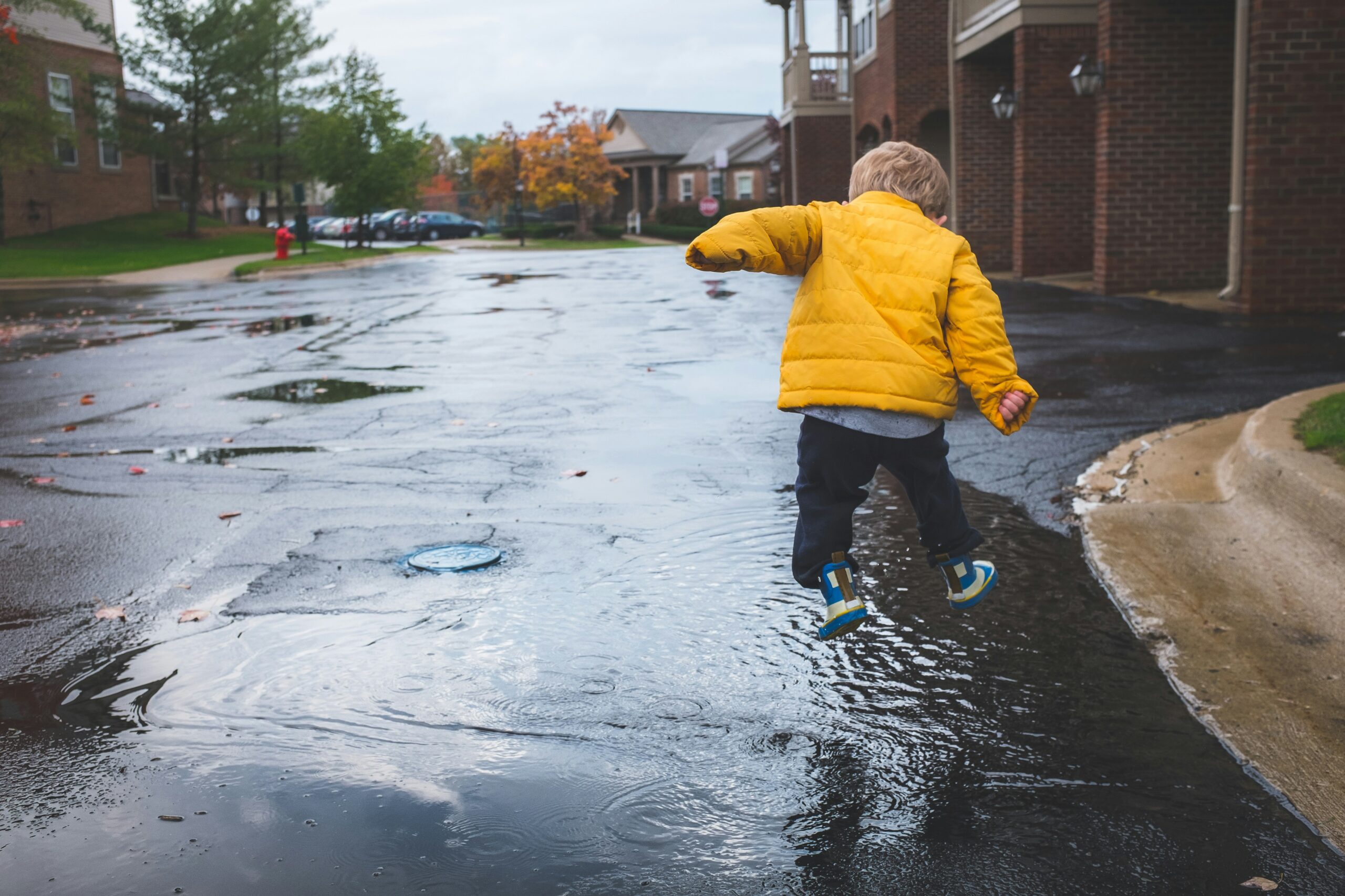 雨の中を歩く男の子の写真