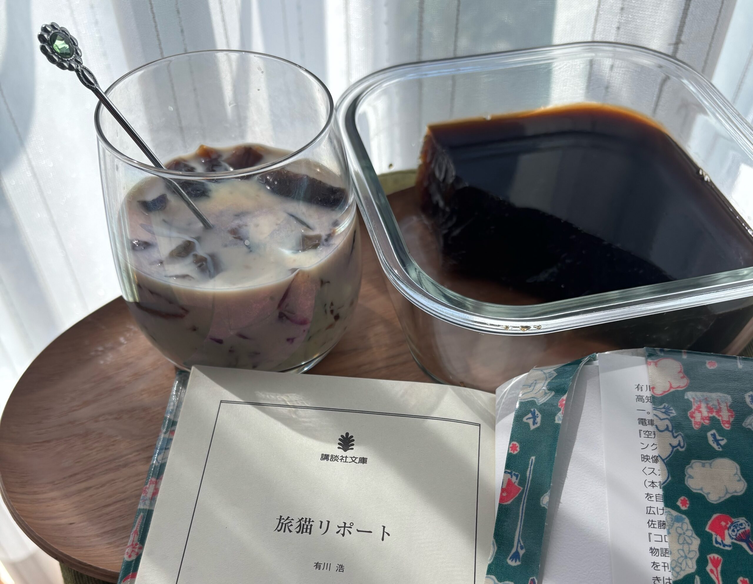 コーヒーゼリーと本のイメージ画像