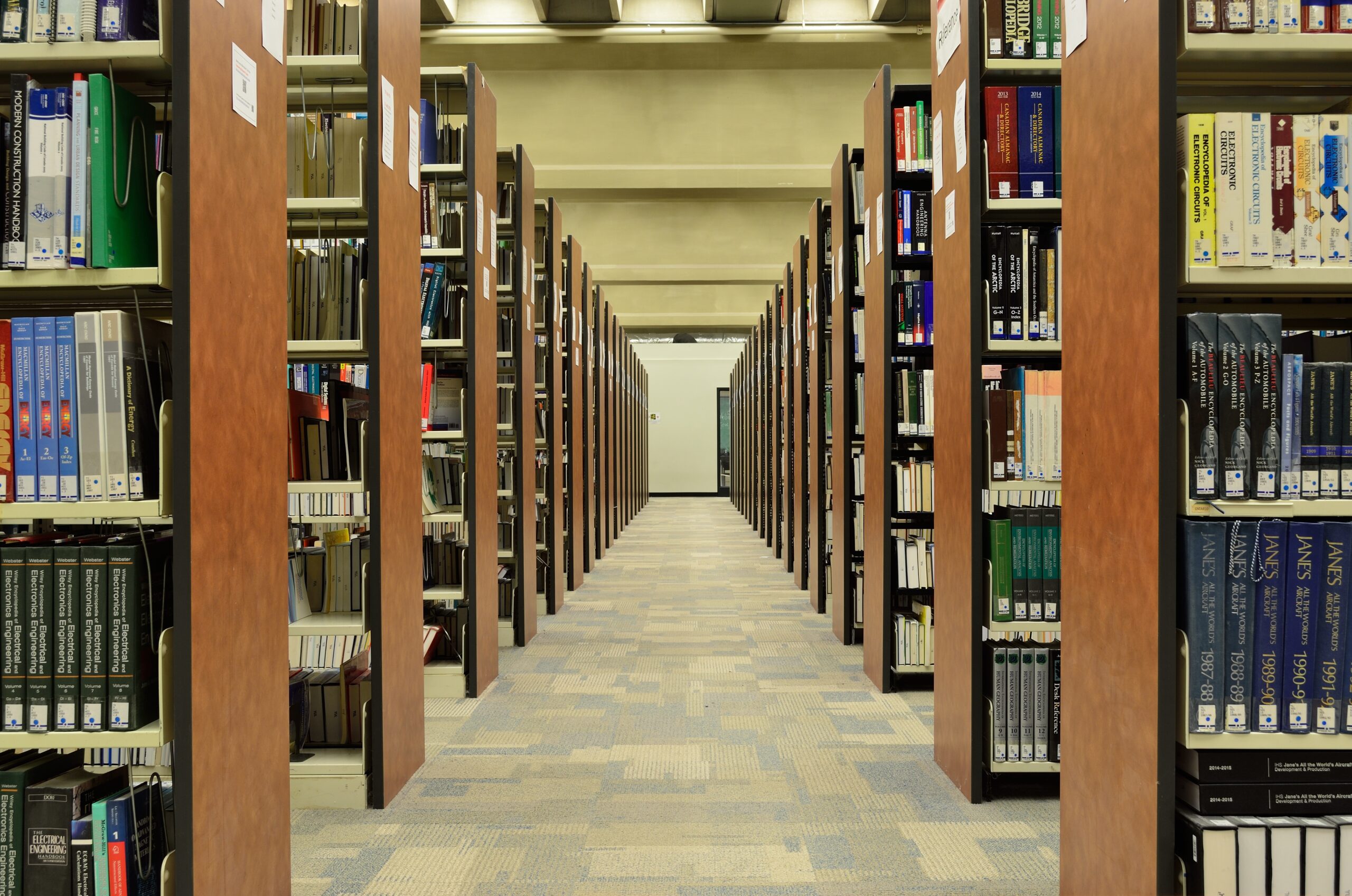大学の図書館の画像