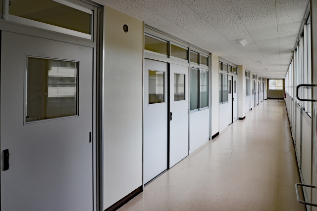 学校の教室の風景。高校生たちの恋と友情を描いた『正反対な君と僕』のイメージ