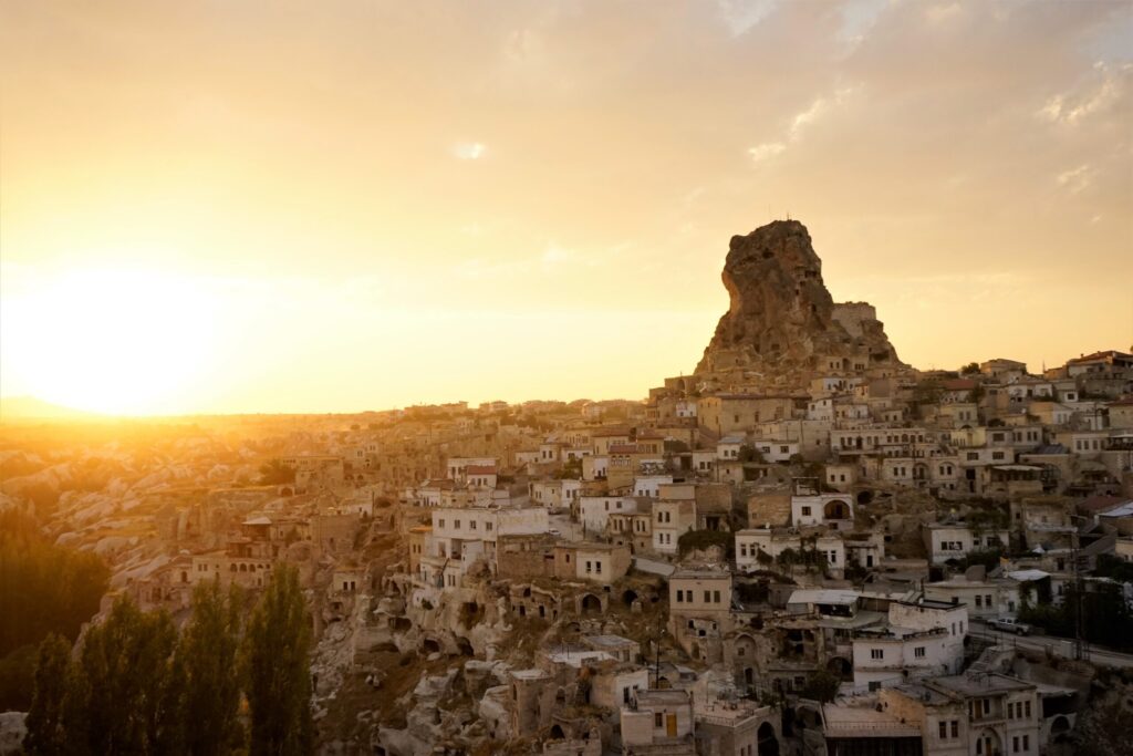 天は赤い河のほとりの舞台ヒッタイトがあった現在のトルコ・カッパドキアの夕暮れの風景