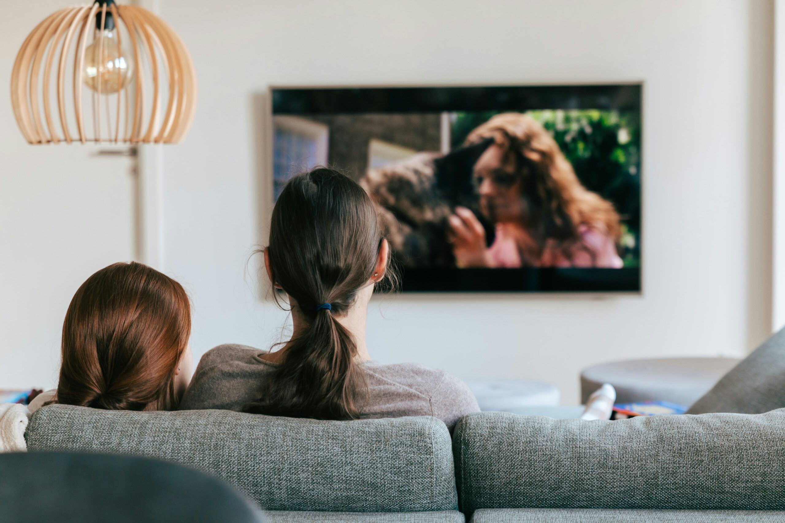 ソファでテレビを観る親子のイメージ画像