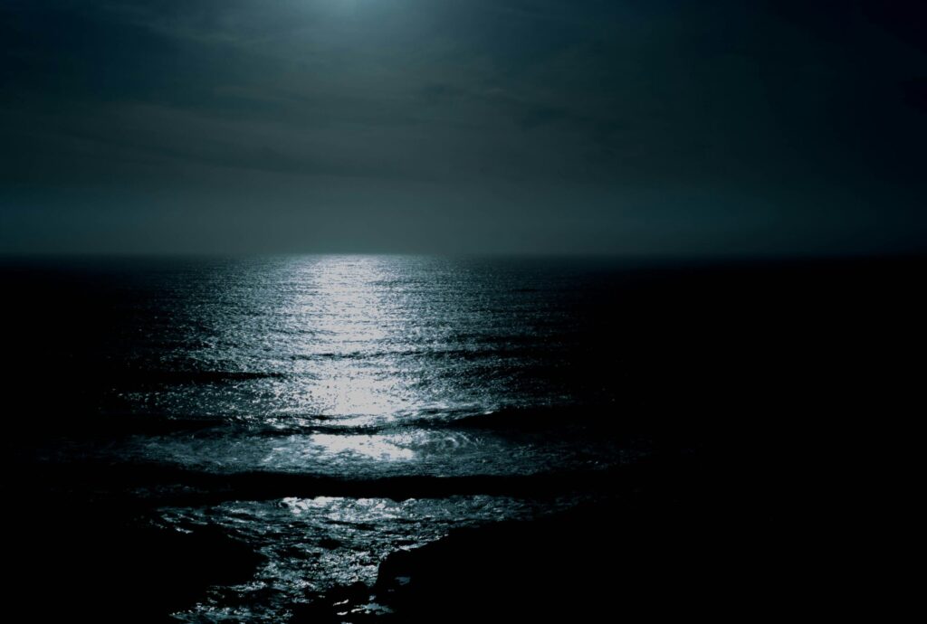 月明かりが反射する夜の海