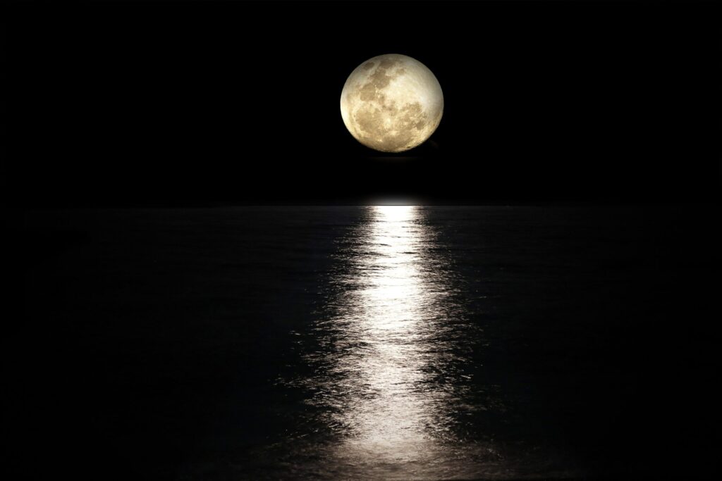 月の影 影の海を思わせる月夜の海