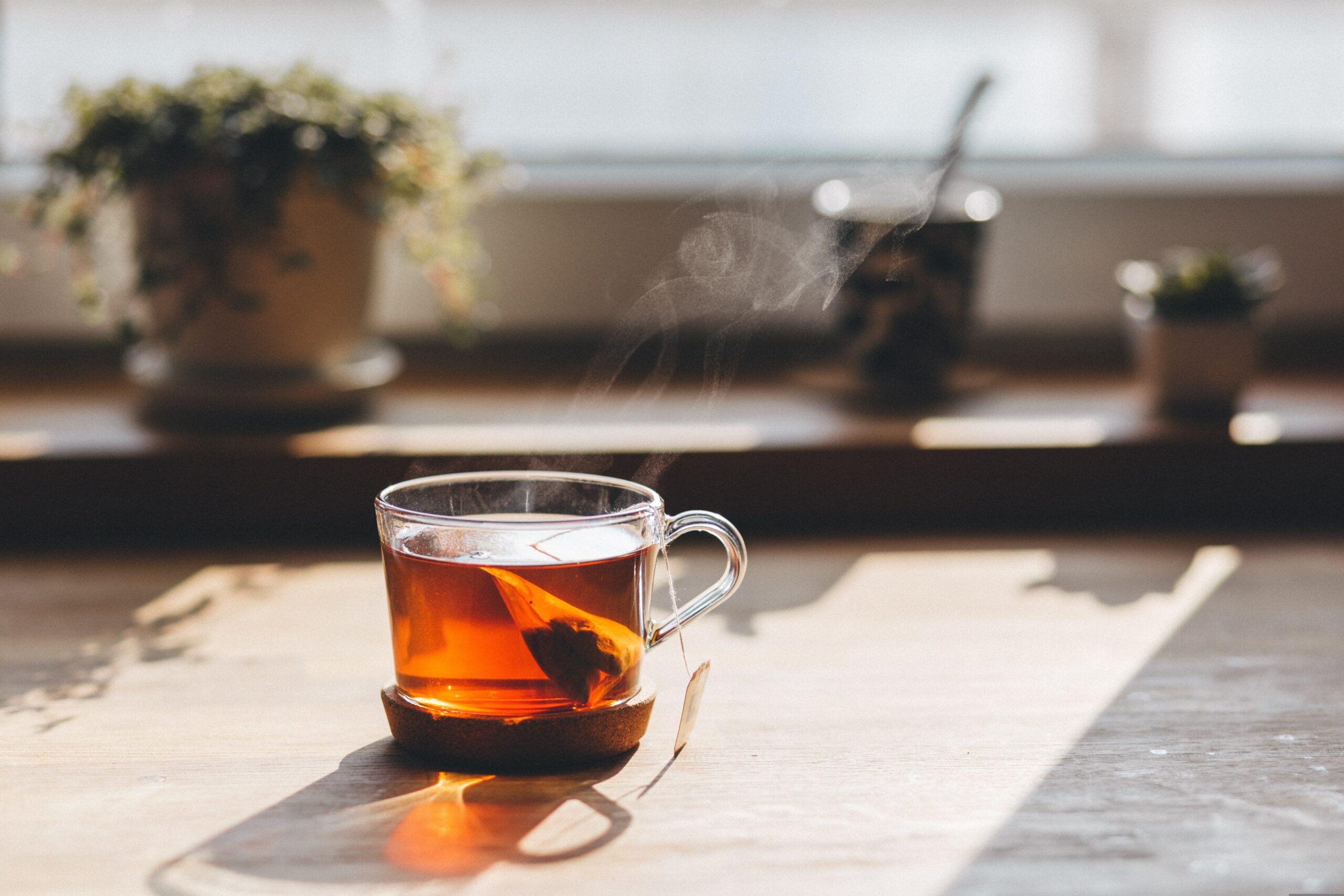 湯気の立つ温かい紅茶。冷房病対策として体を温める飲み物のイメージ