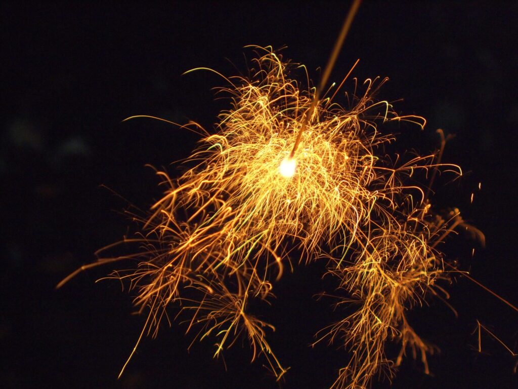 夜にぱちぱちとはじける線香花火の火花