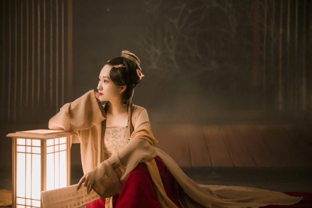 中華風の衣装の女性（薬屋のひとりごとの後宮の世界観イメージ）