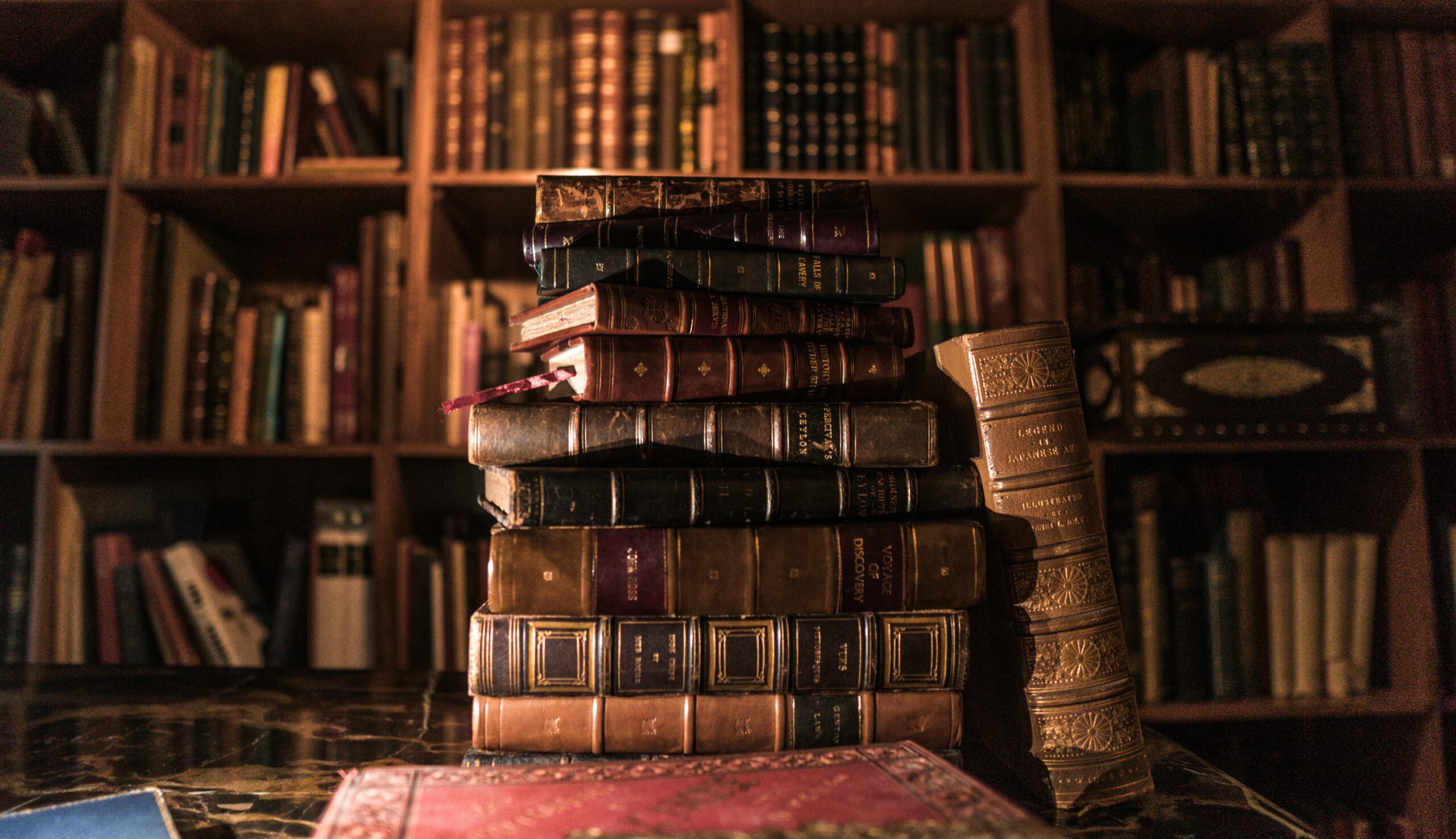 古本屋に積まれたアンティークな古書