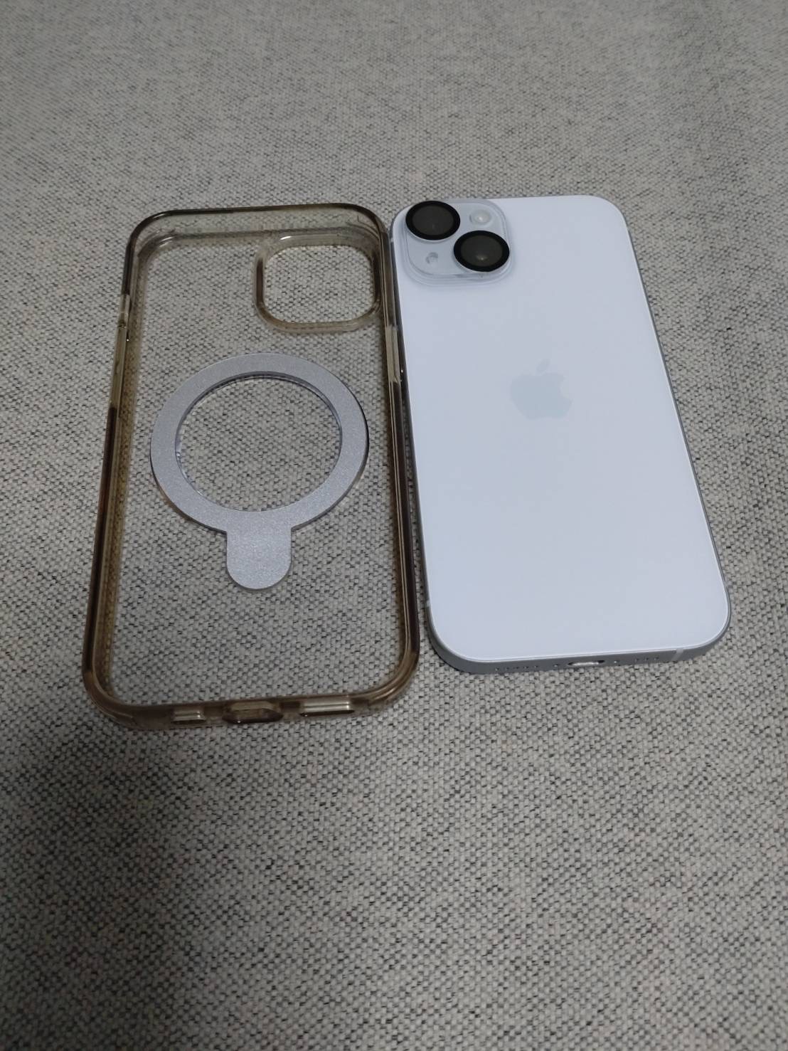 ケースを外したiPhone 15と、2年で黄ばんだクリアケース