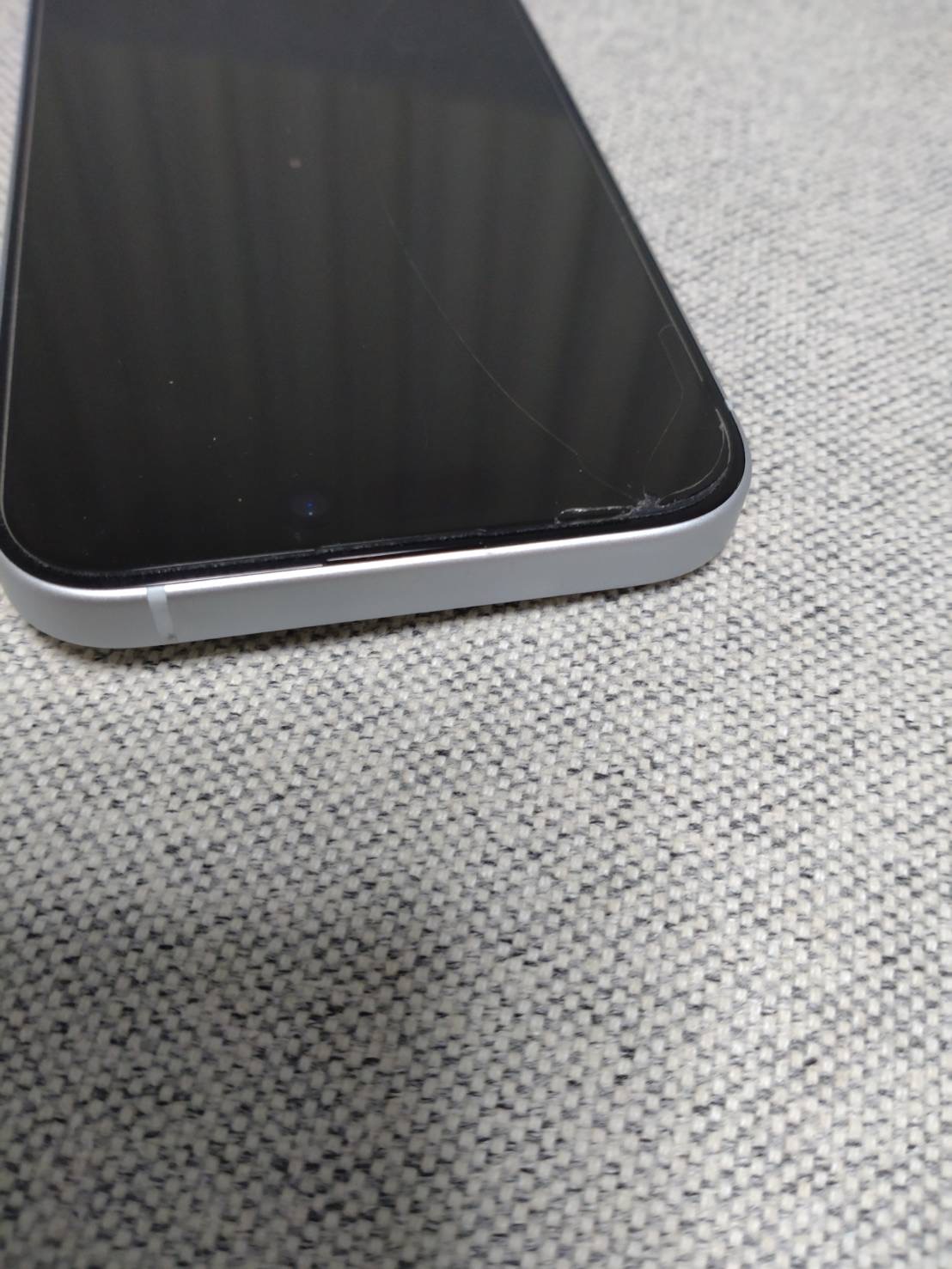 iPhone 15の画面の角。ヒビが入っているのは保護フィルム