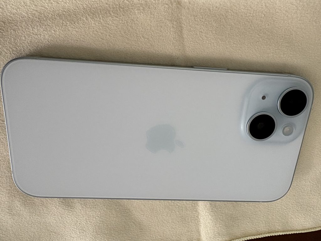 初期化後、フィルムを剥がしたiPhone 15の背面