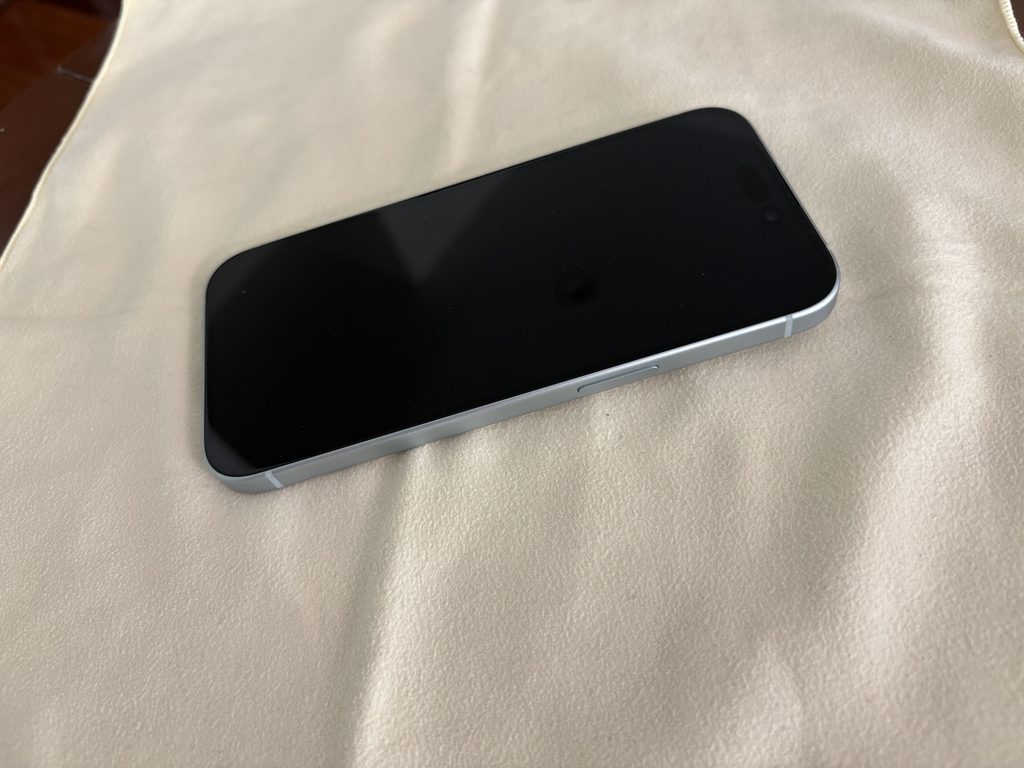 初期化後のiPhone 15の画面(消灯状態)
