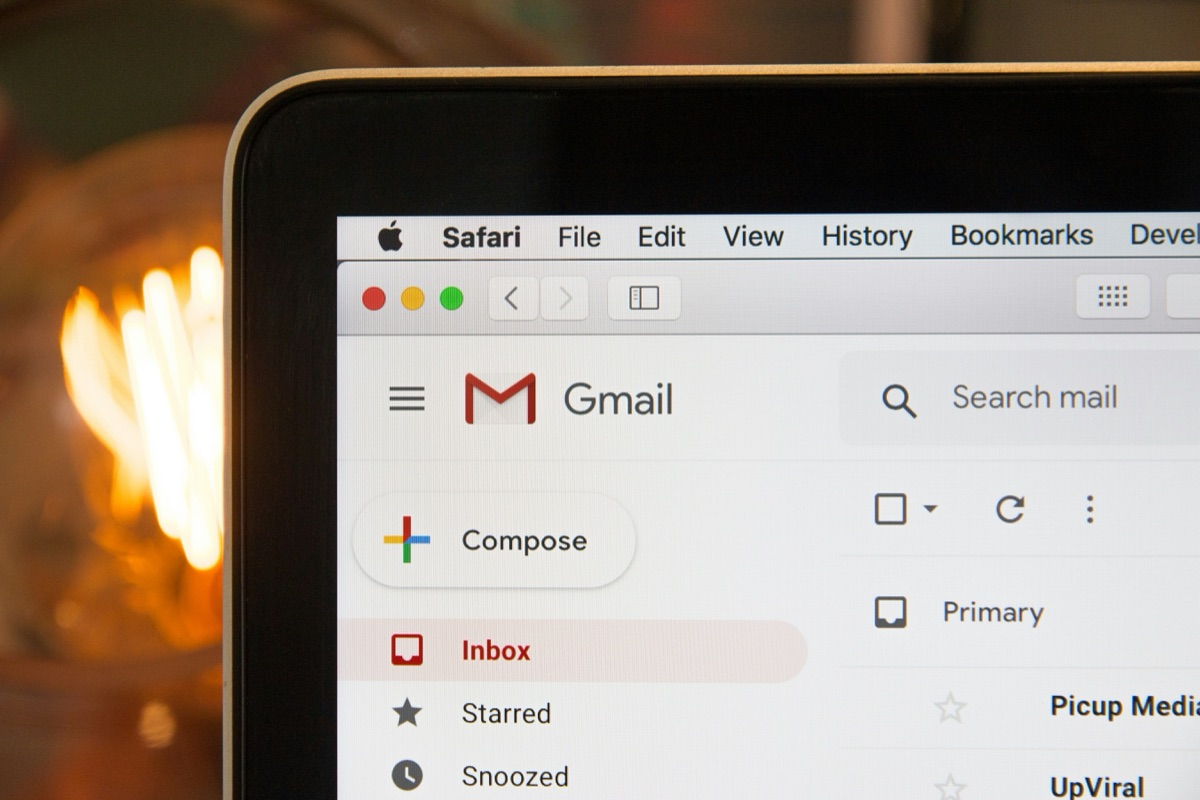 ノートパソコンでGmailの受信トレイを表示している画面